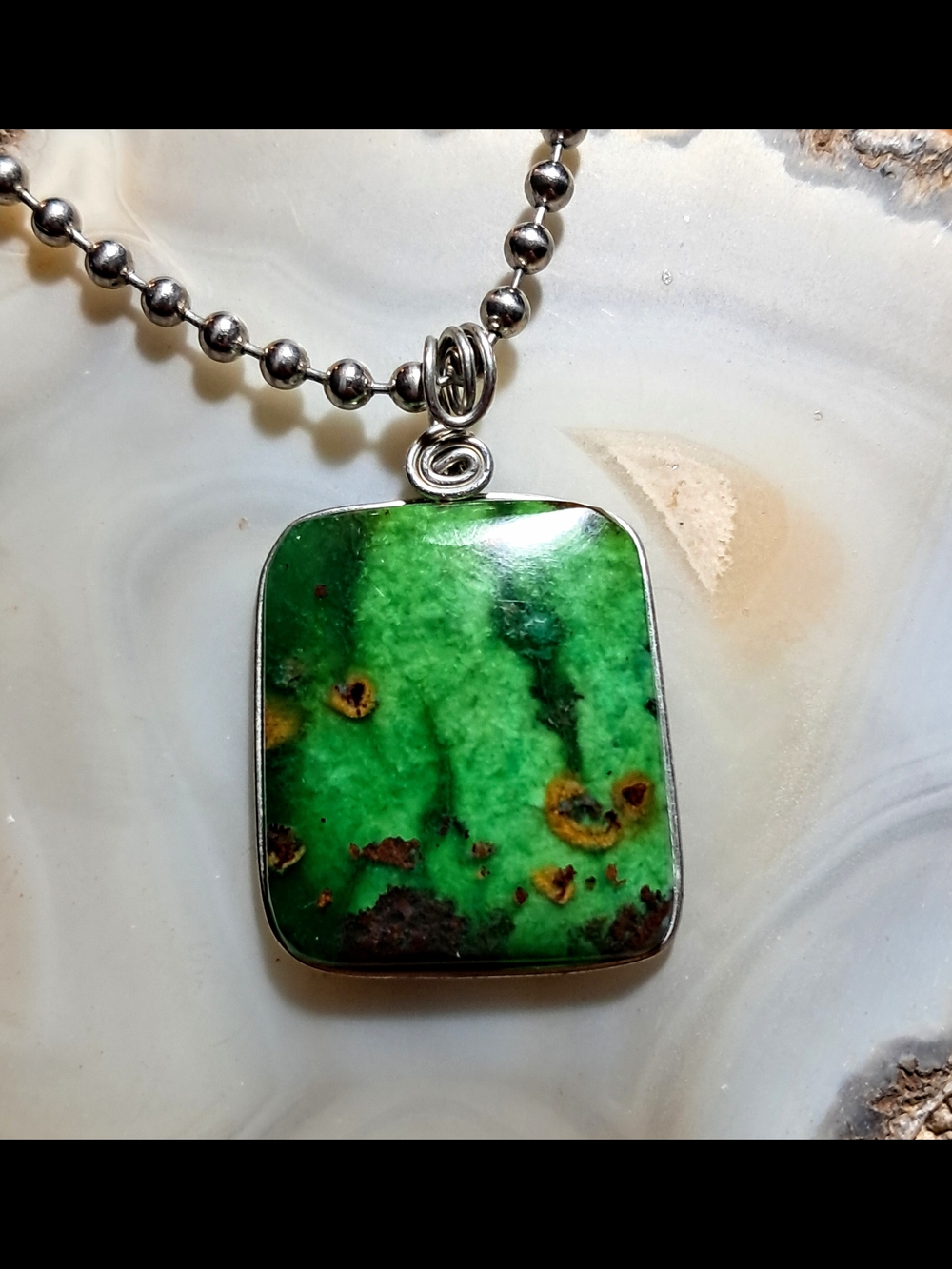 NWOT Hand-crafted Natural Bloodstone (Heliotrope) Wire-wrapped Pendant Necklace
